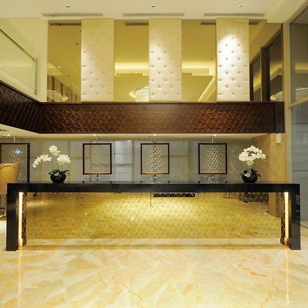 Louis Kienne Hotel Pandanaran Semarang Exterior foto