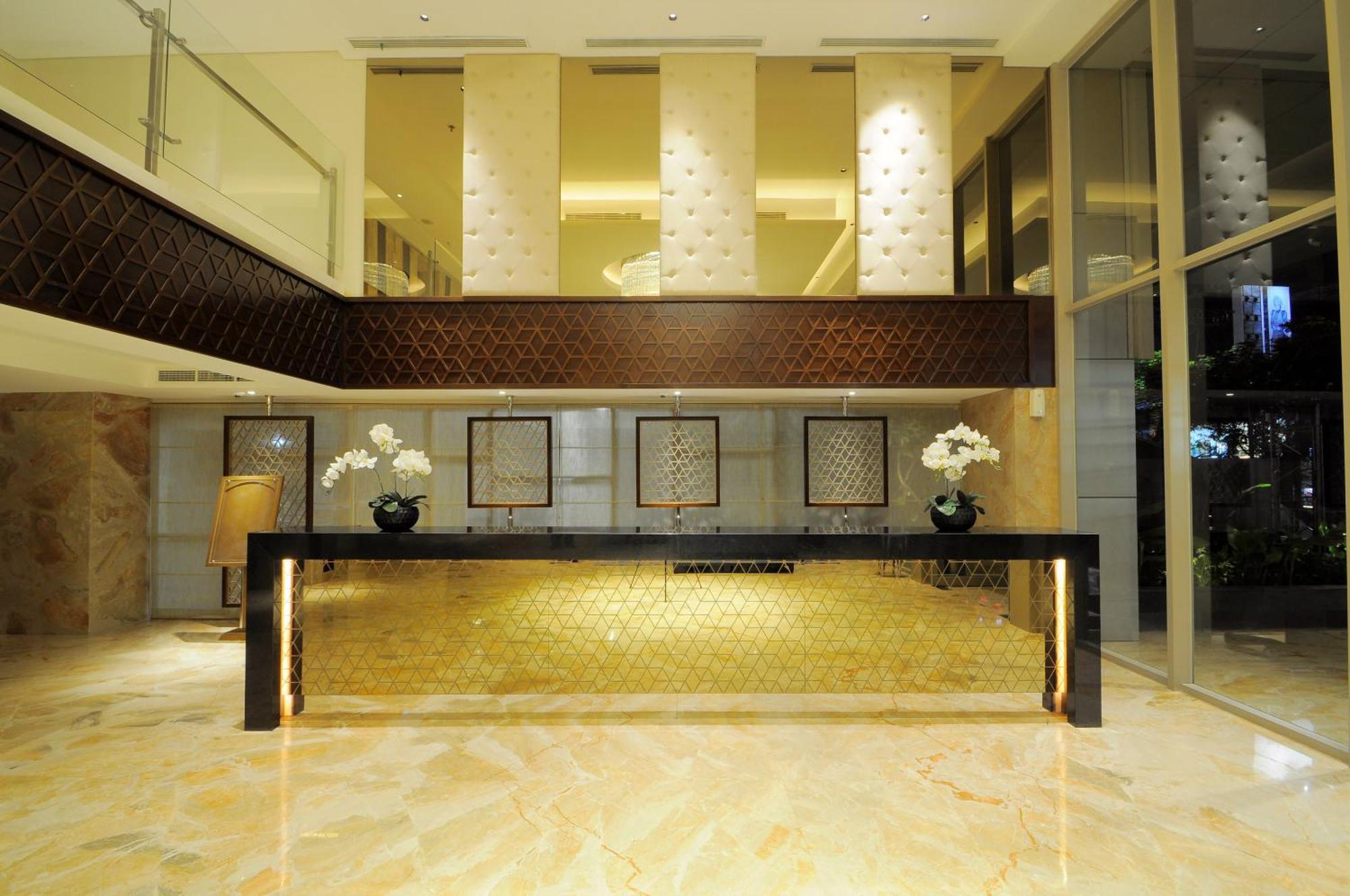 Louis Kienne Hotel Pandanaran Semarang Exterior foto