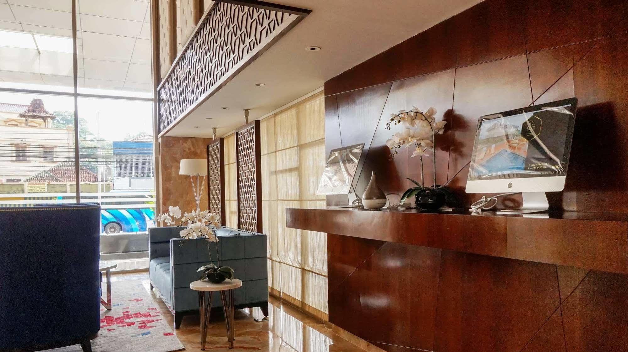 Louis Kienne Hotel Pandanaran Semarang Exterior foto