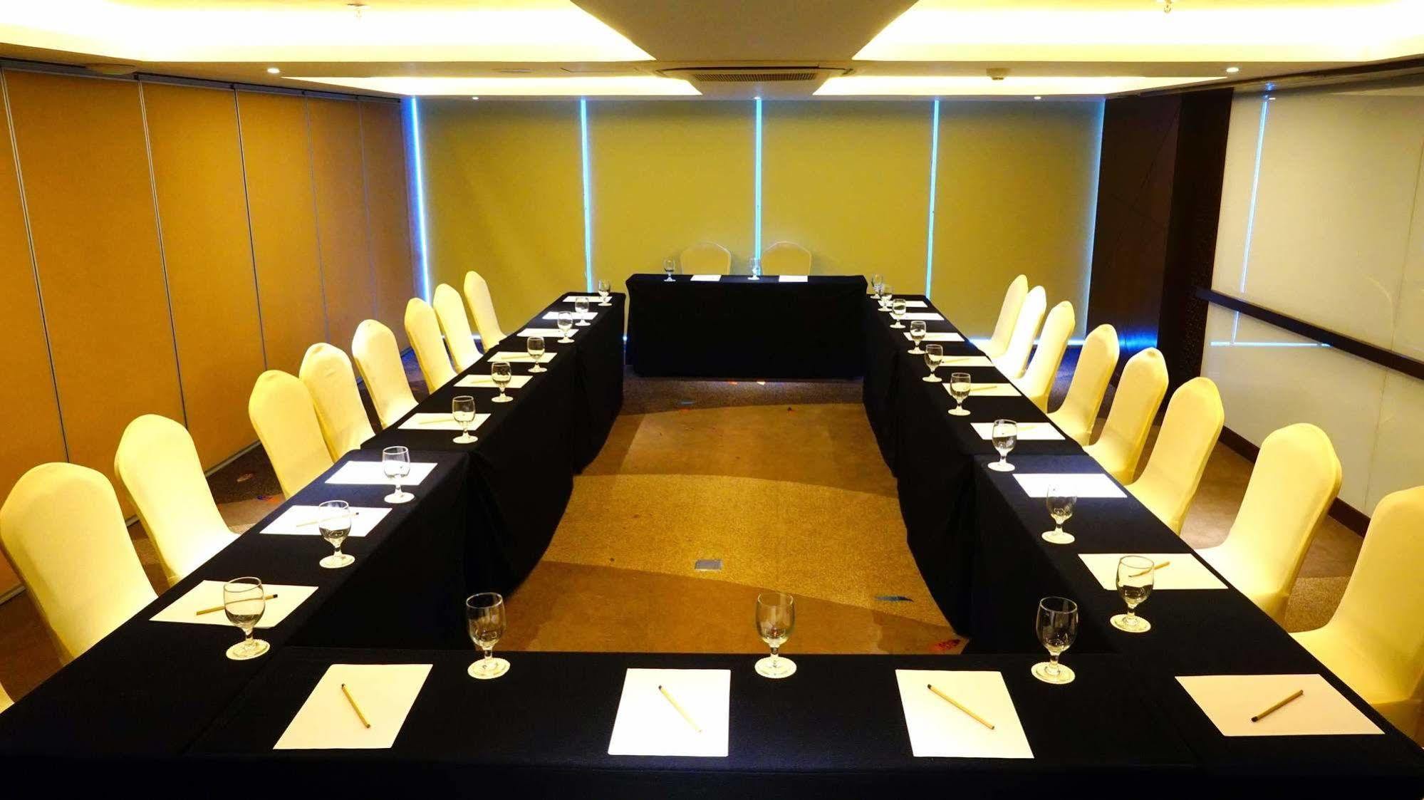 Louis Kienne Hotel Pandanaran Semarang Exterior foto