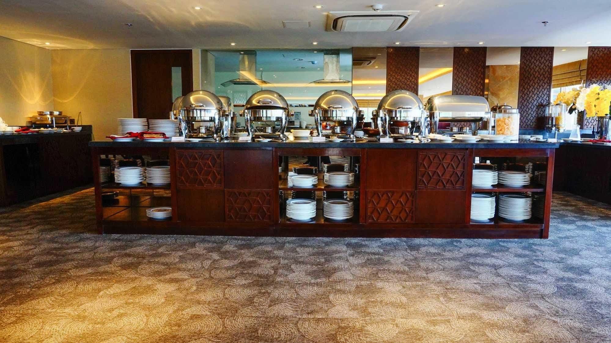 Louis Kienne Hotel Pandanaran Semarang Exterior foto