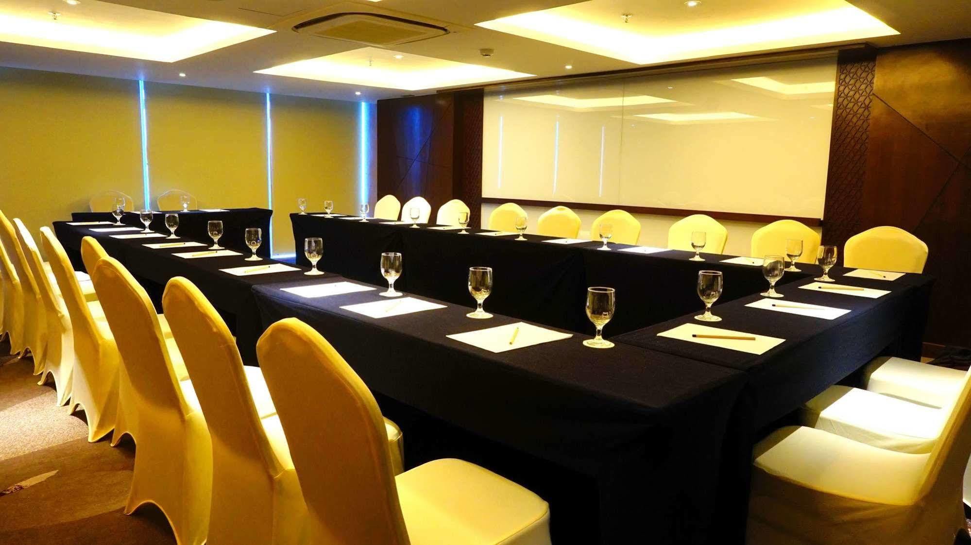 Louis Kienne Hotel Pandanaran Semarang Exterior foto