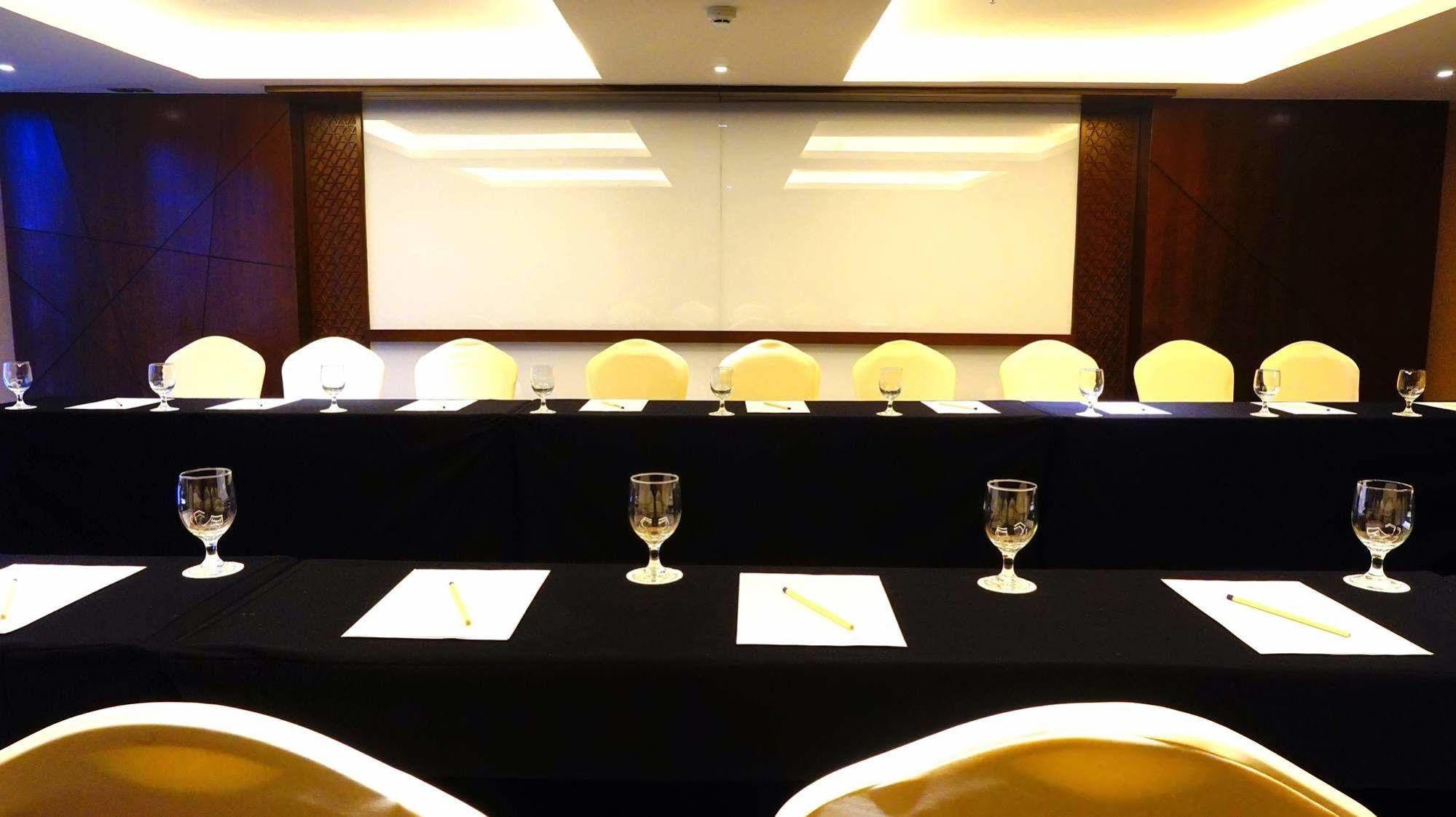 Louis Kienne Hotel Pandanaran Semarang Exterior foto