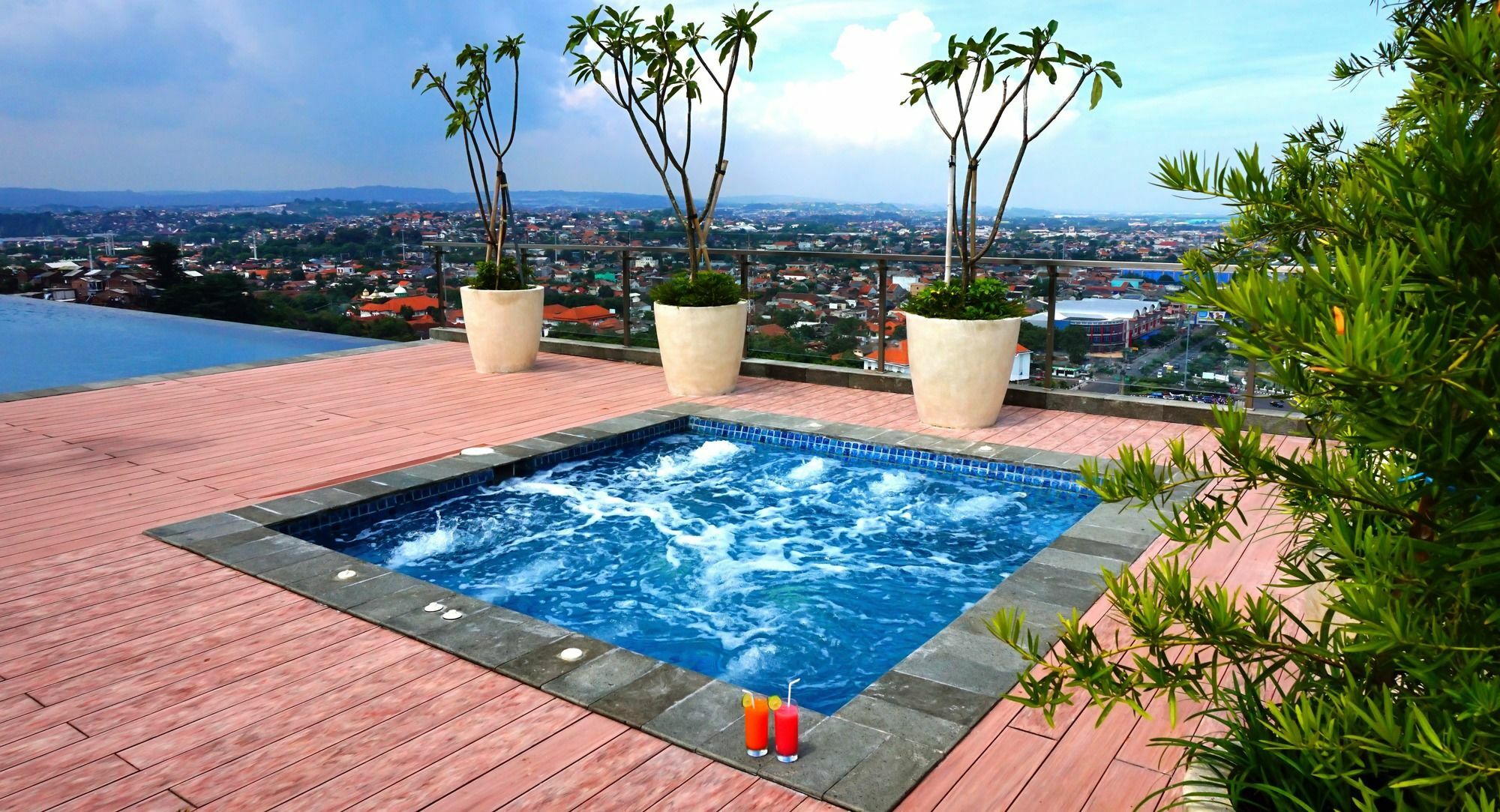 Louis Kienne Hotel Pandanaran Semarang Exterior foto
