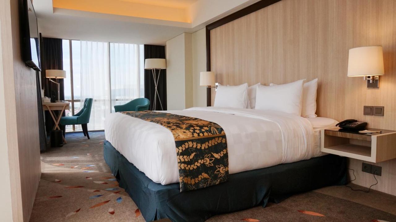 Louis Kienne Hotel Pandanaran Semarang Exterior foto